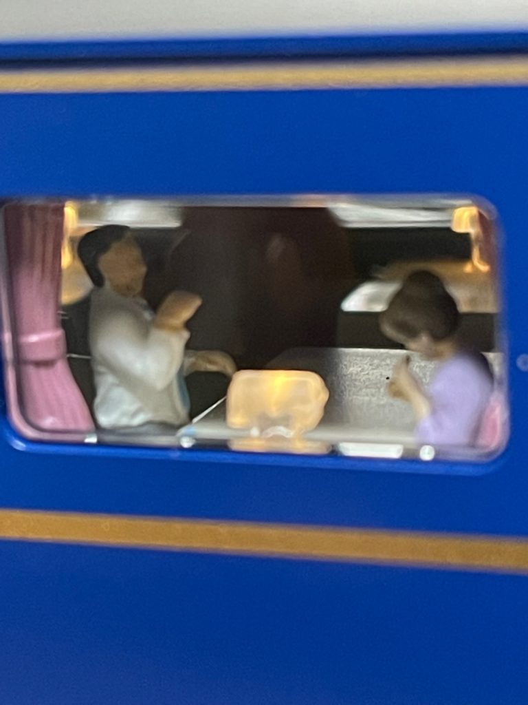 食堂車人形