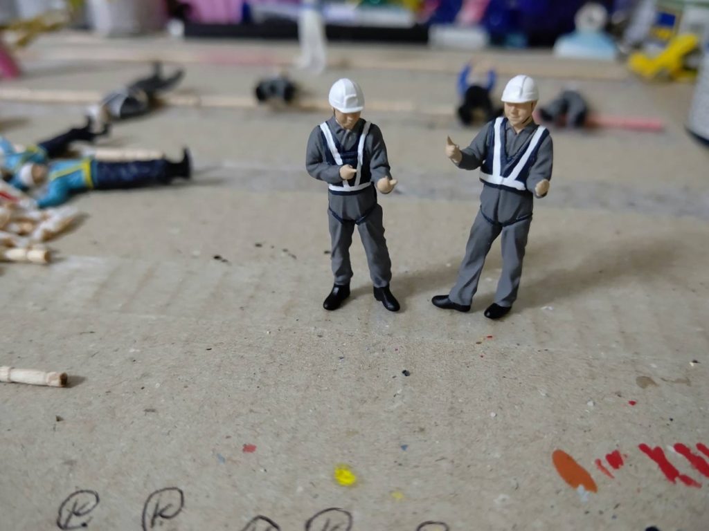 ヘルメット人形